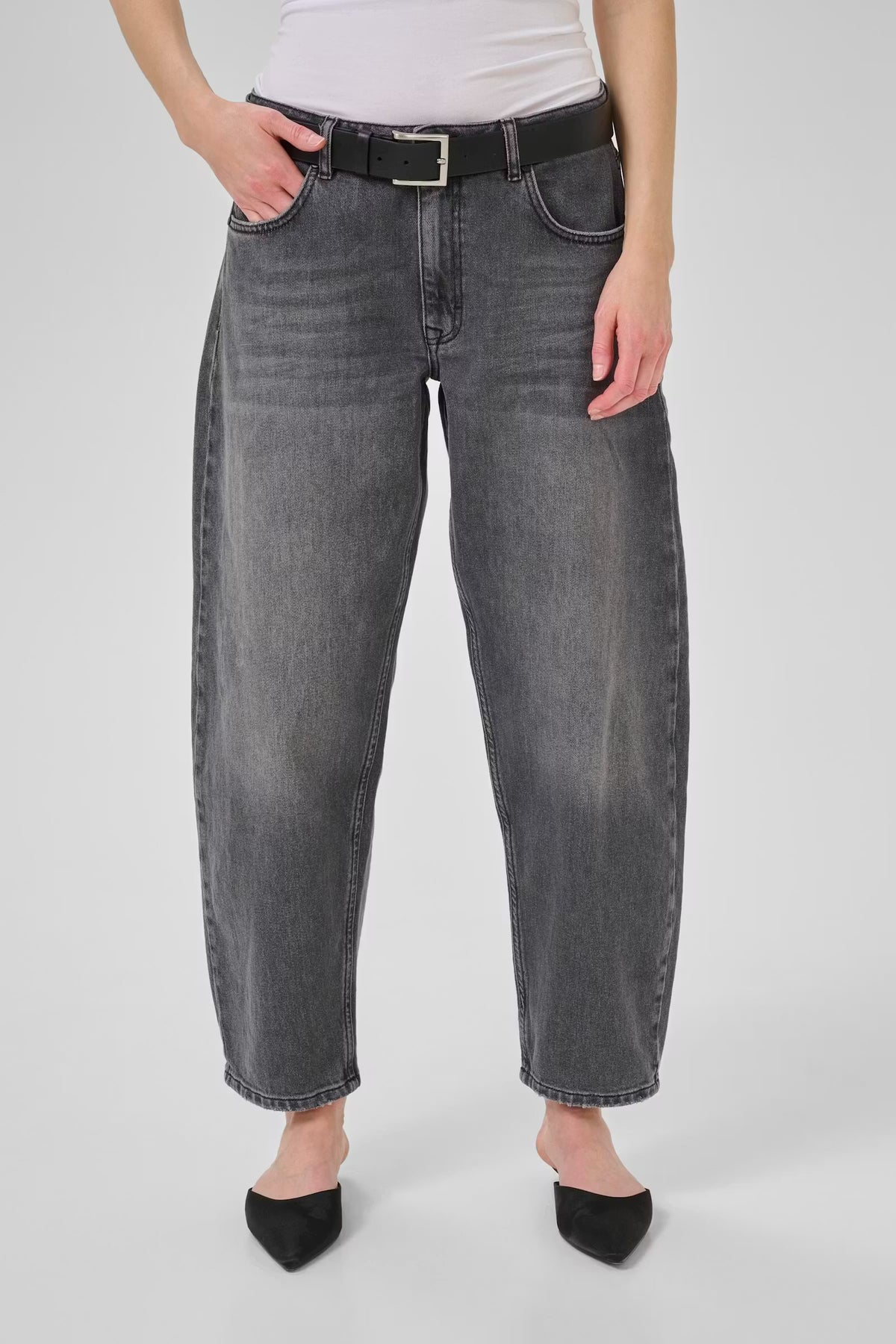 My Essential Wardrobe Barrel Baloo Jean 144 in Dark Grey Wash