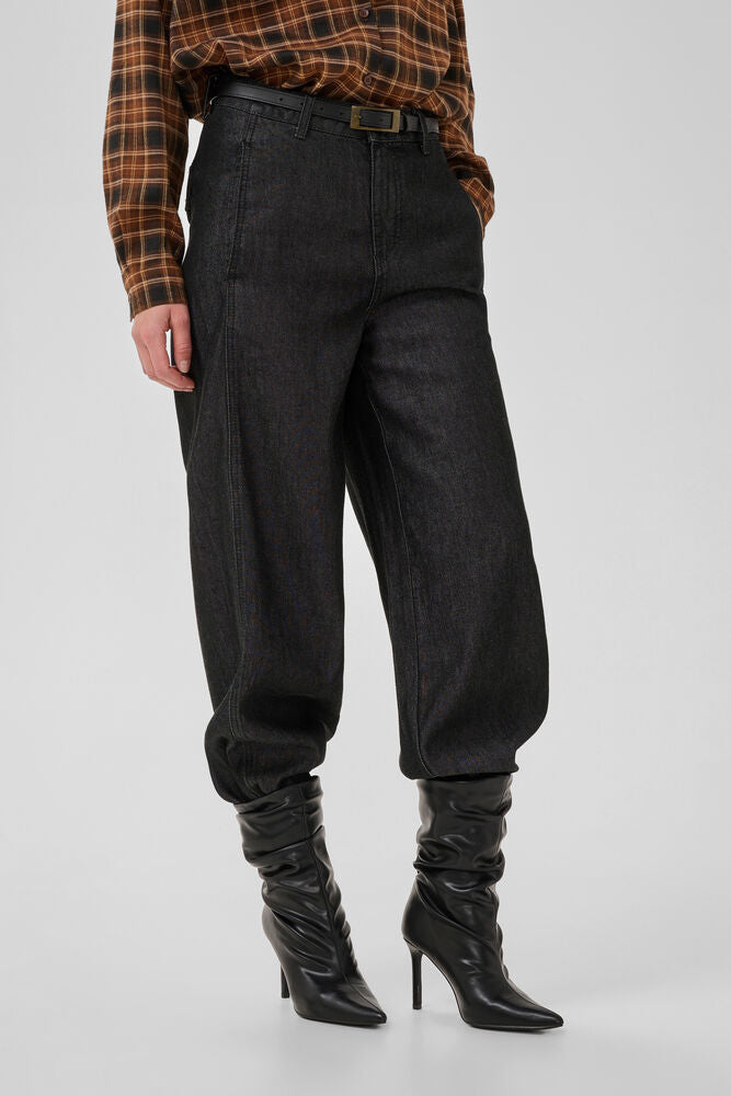 My Essential Wardrobe Kendel 181 Barrel Jean in Black Wash