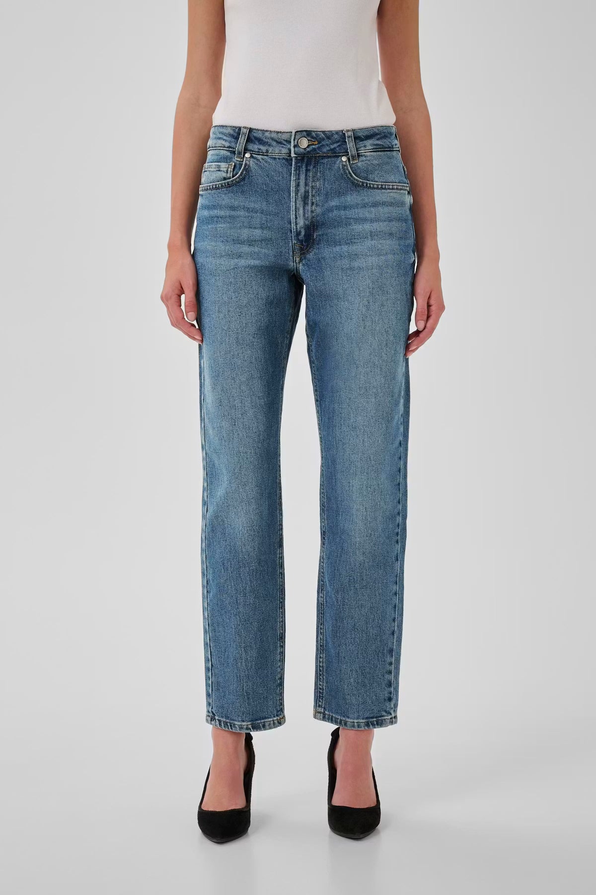 My Essential Wardrobe Jeans Tapered 04 The Mommy 139 in Medium Blue