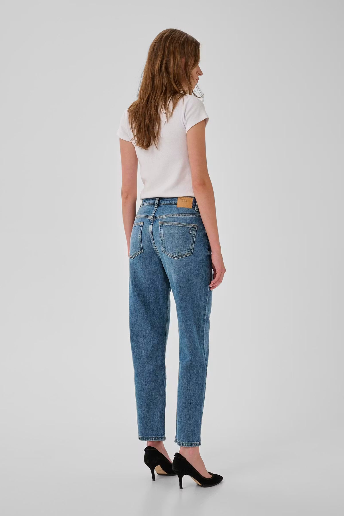 My Essential Wardrobe Jeans Tapered 04 The Mommy 139 in Medium Blue