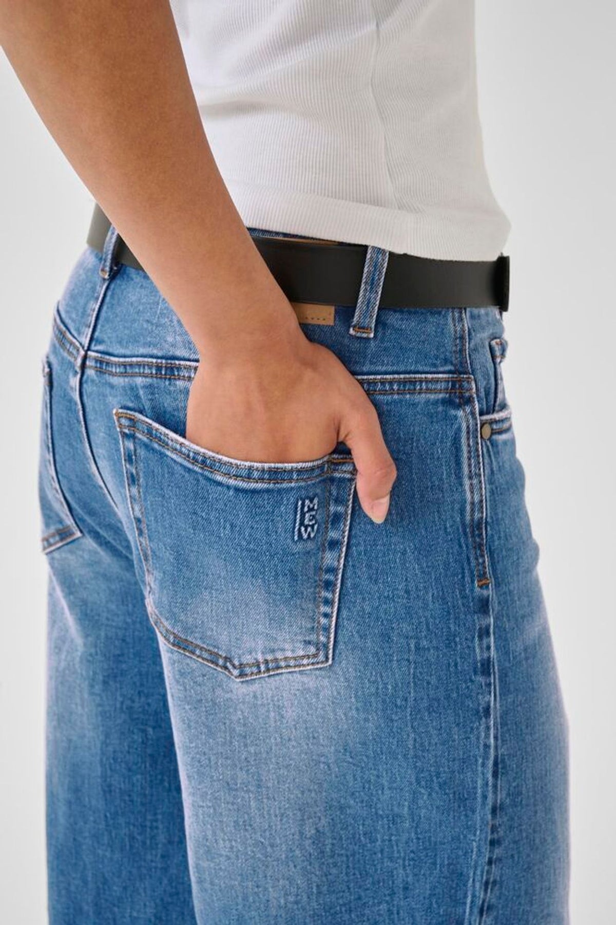 My Essential Wardrobe Alma Alma X-wide Jean in Medium Blue