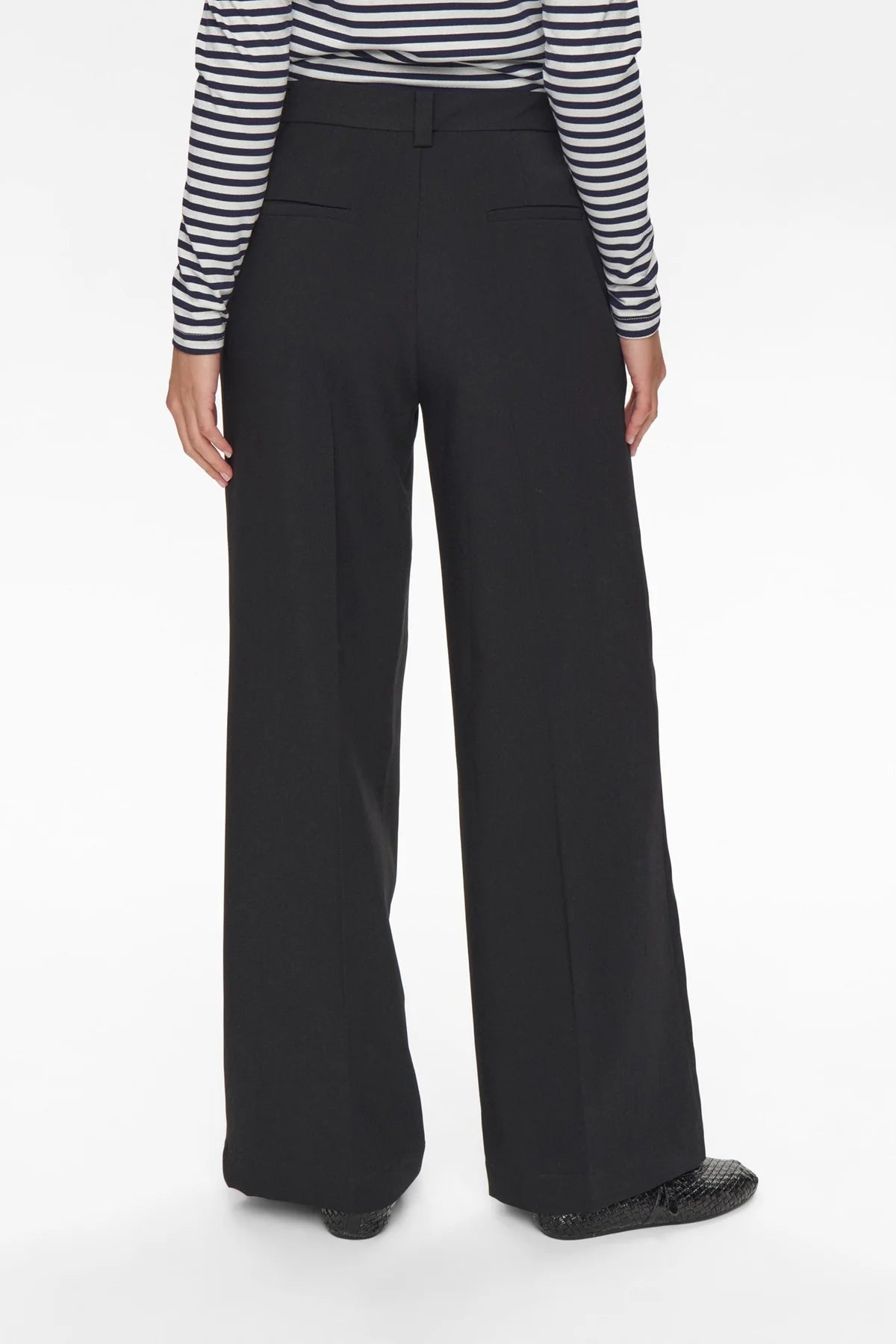 Numph Nualmut Trousers In Caviar