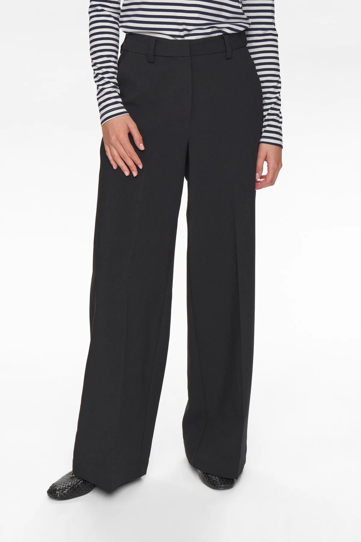 Numph Nualmut Trousers In Caviar