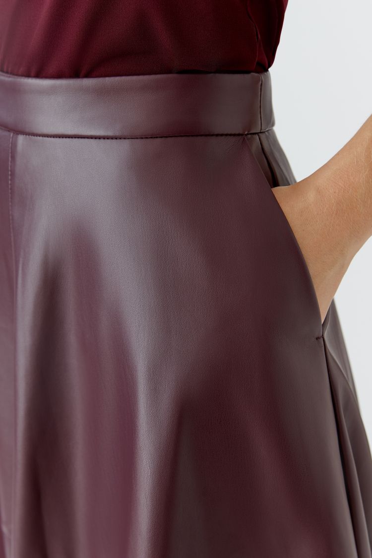 Oui Faux Leather Skirt in Bramble Berry 87352